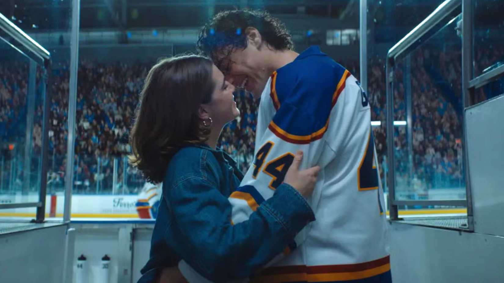 Hannah and Garrett kiss in Off Campus season 1