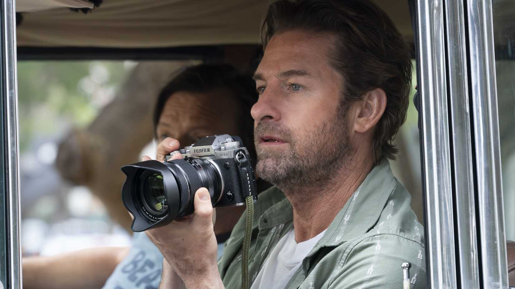 Scott Speedman as R.J. Decker, taking photographs in R.J. Decker