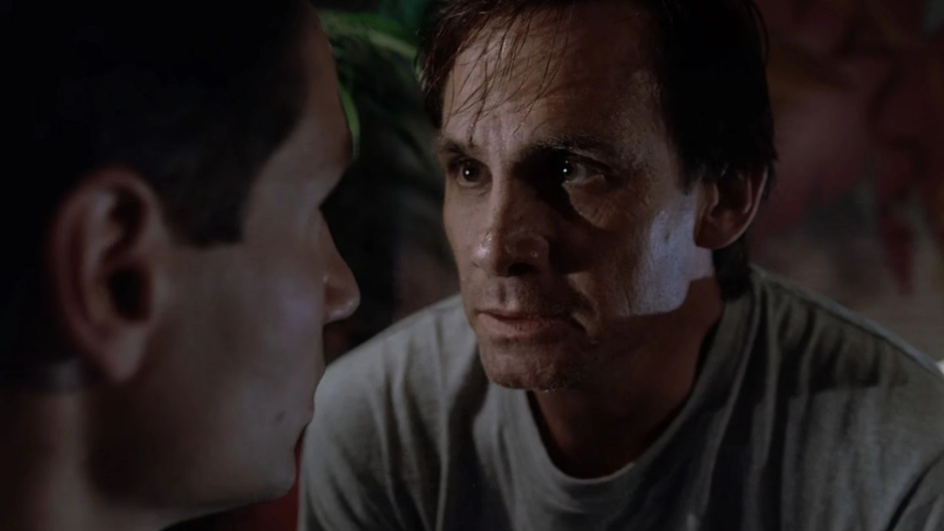 Duane Barry encarando Mulder em Arquivo X