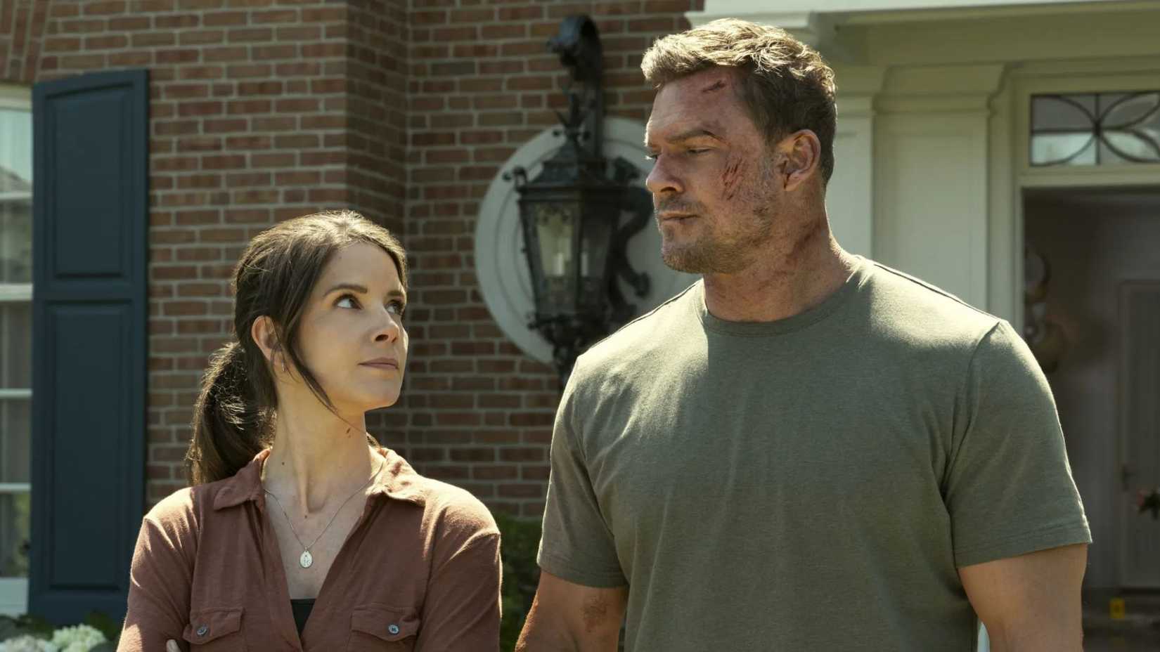 Alan Ritchson como Reacher em cena de ação