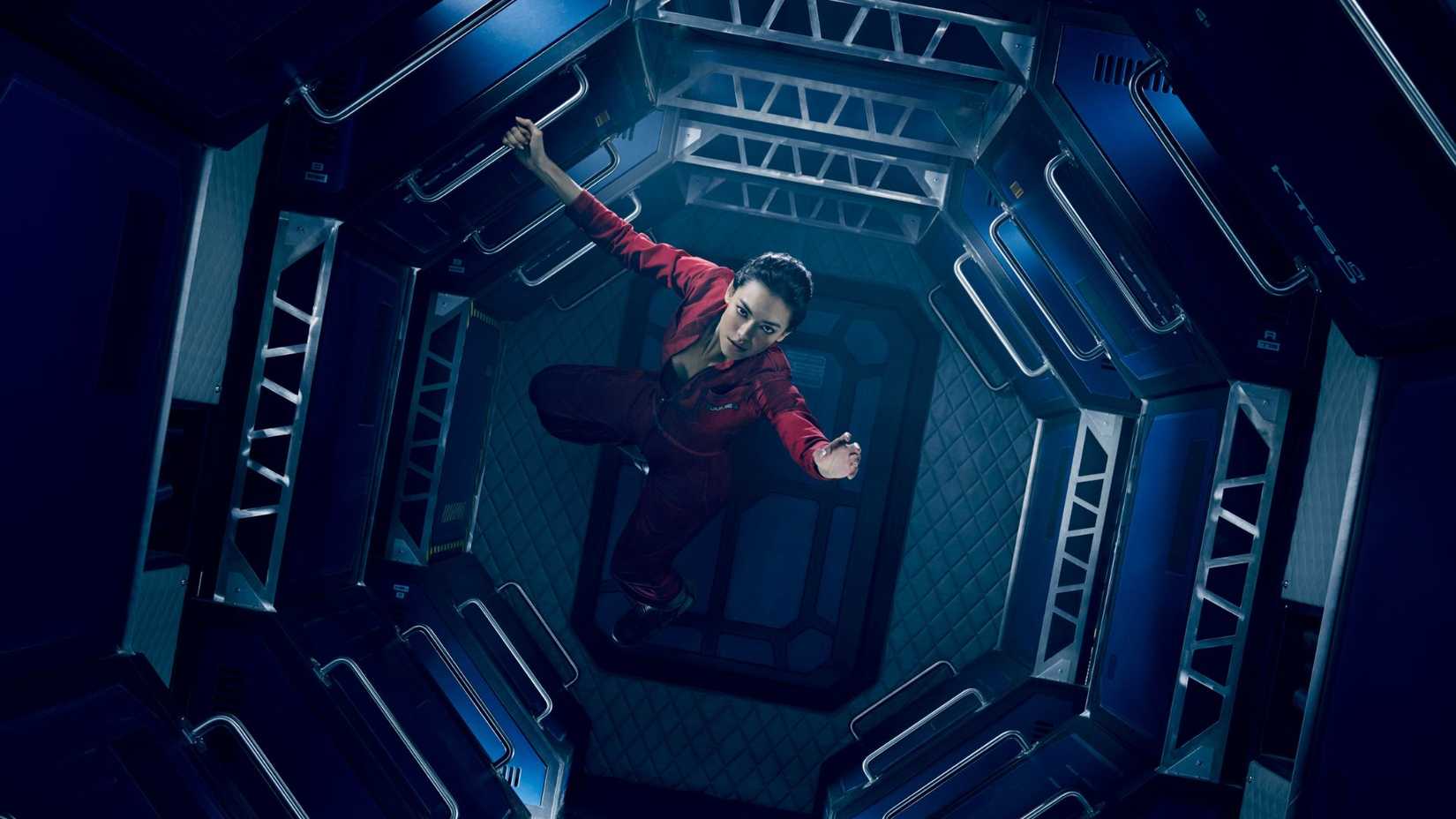 Julie Mao in The Expanse, floating down a shaft