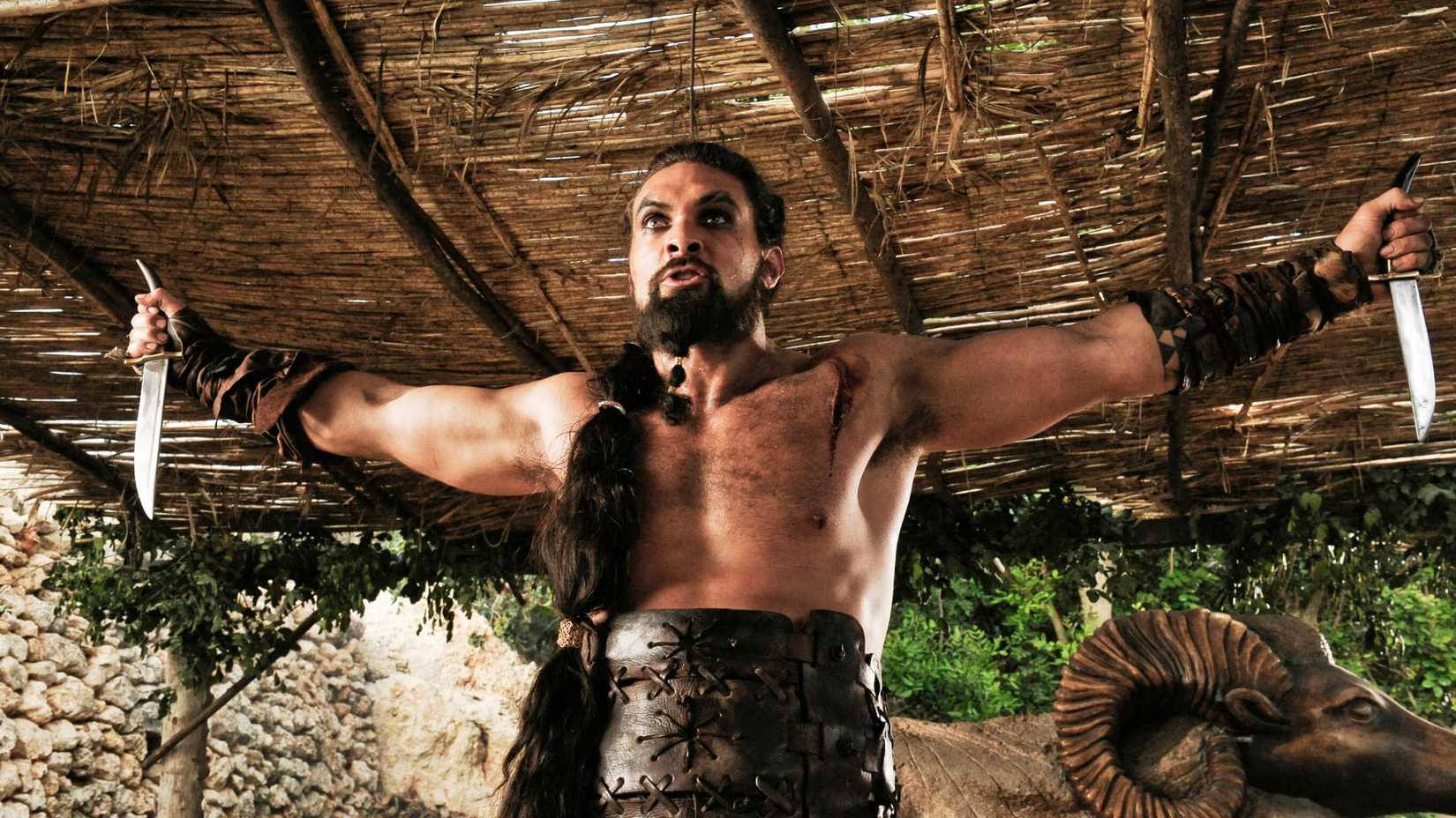 Khal Drogo segurando duas lâminas em Game of Thrones