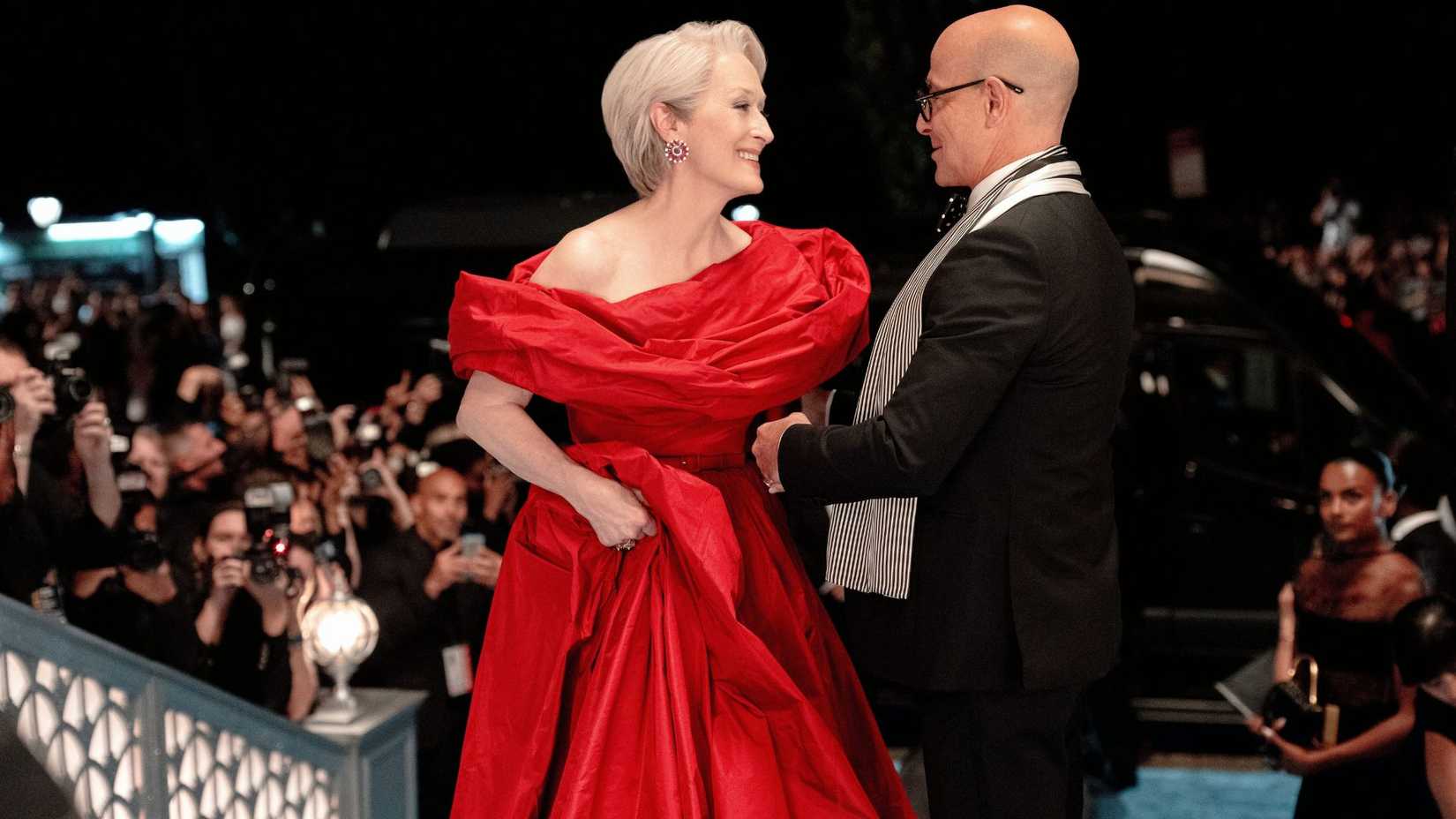 Miranda em seu vestido vermelho com Nigel