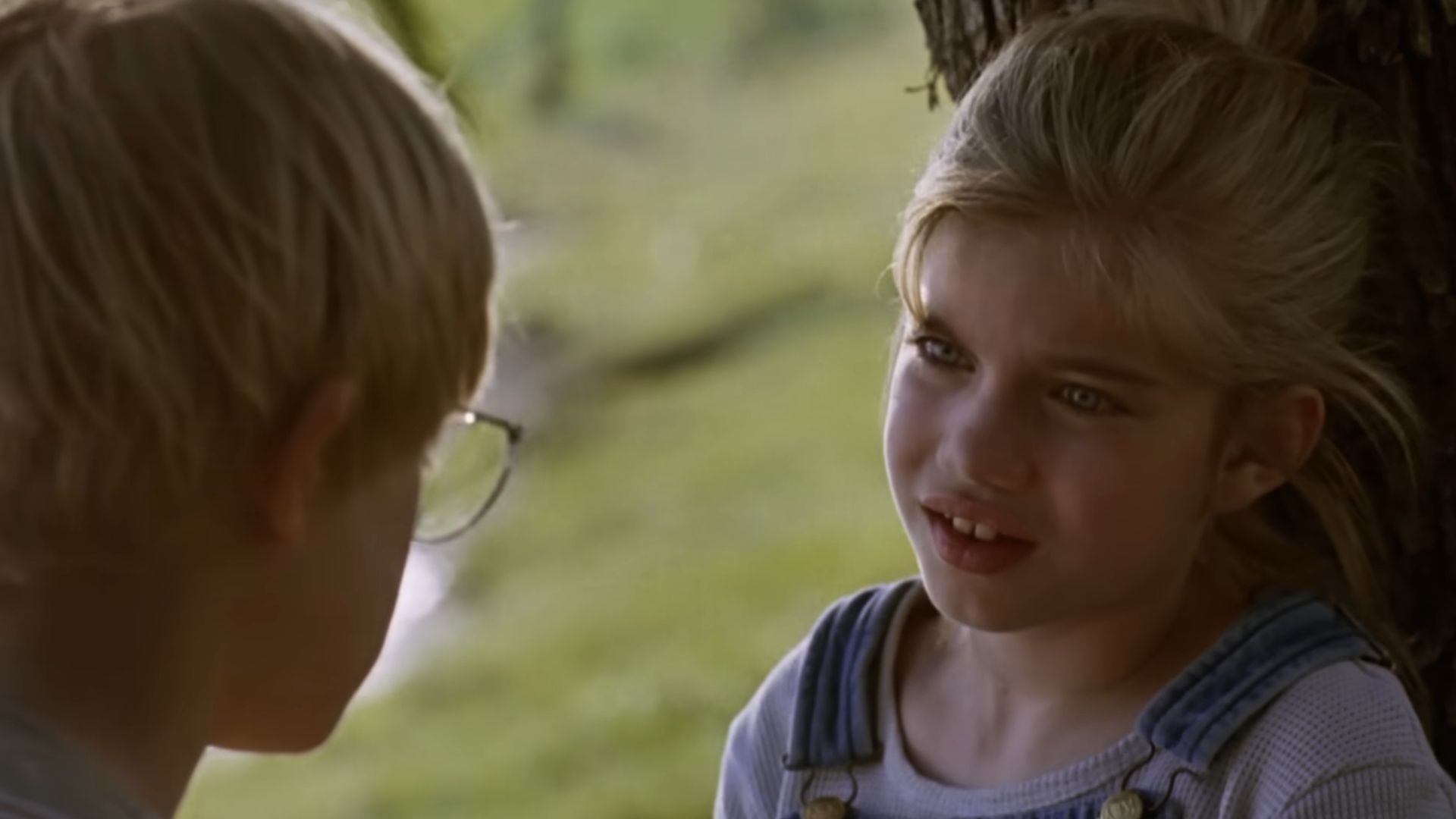 Vada conversando com Thomas sob uma árvore em My Girl