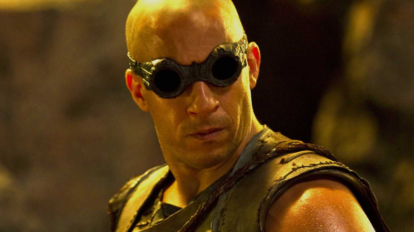 Vin Diesel em cena de Riddick