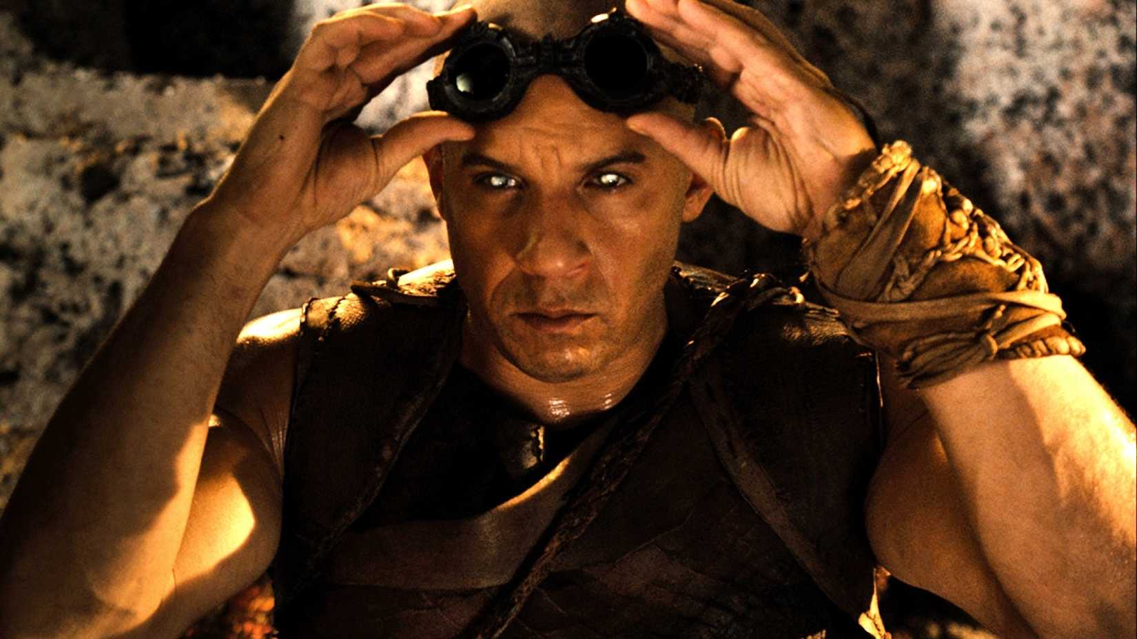 Vin Diesel com óculos característicos em Riddick