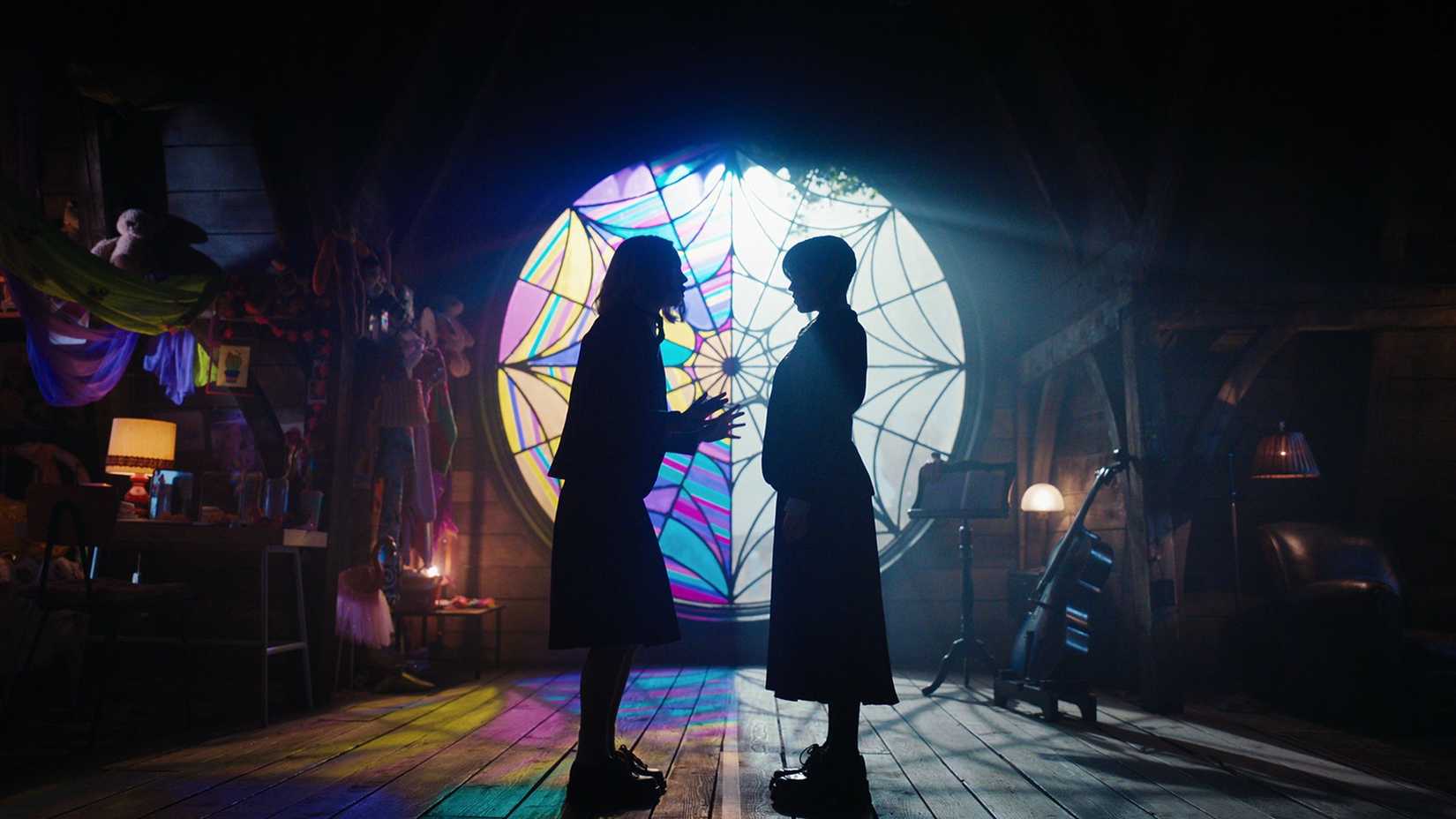 Wednesday e Enid no dormitório da Nevermore Academy
