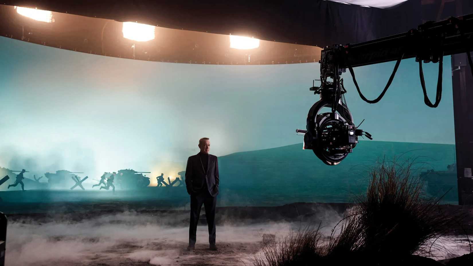 Tom Hanks em cenário de simulação de batalha para a série World War II with Tom Hanks
