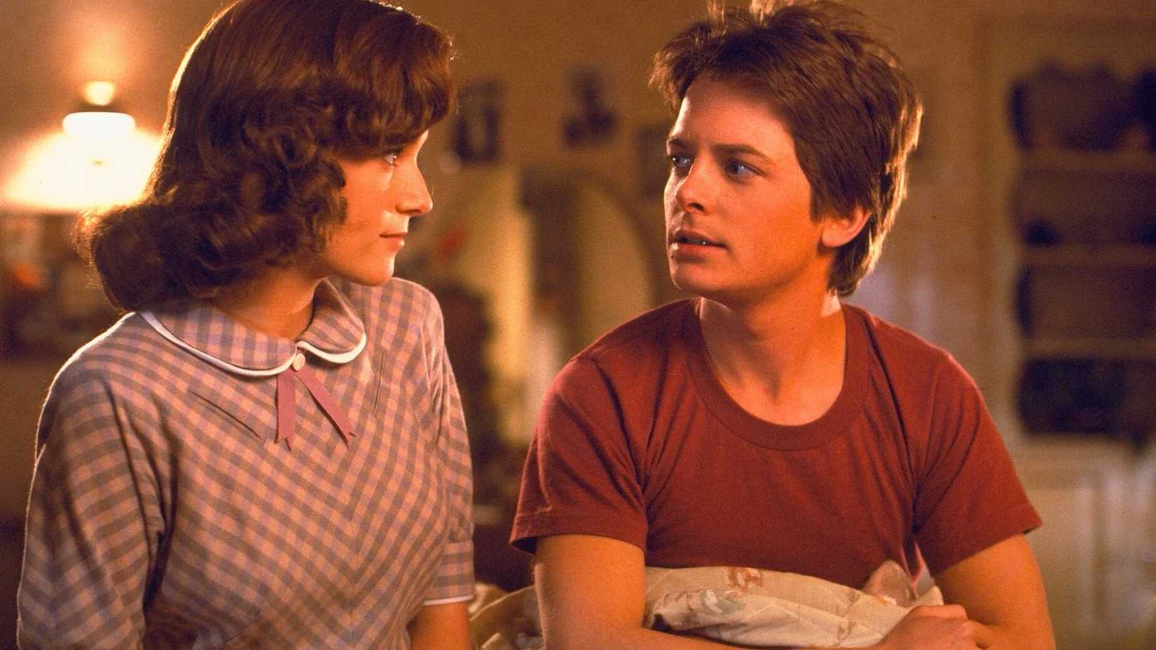 Jovem Lorraine e Marty em De Volta para o Futuro
