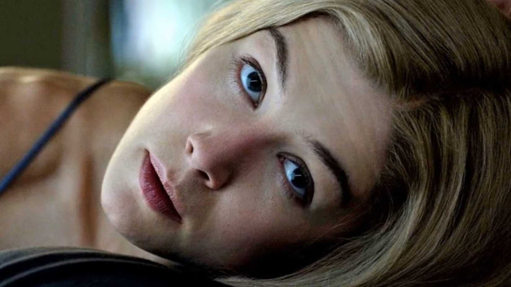 Amy looks up at Nick in Gone Girl 