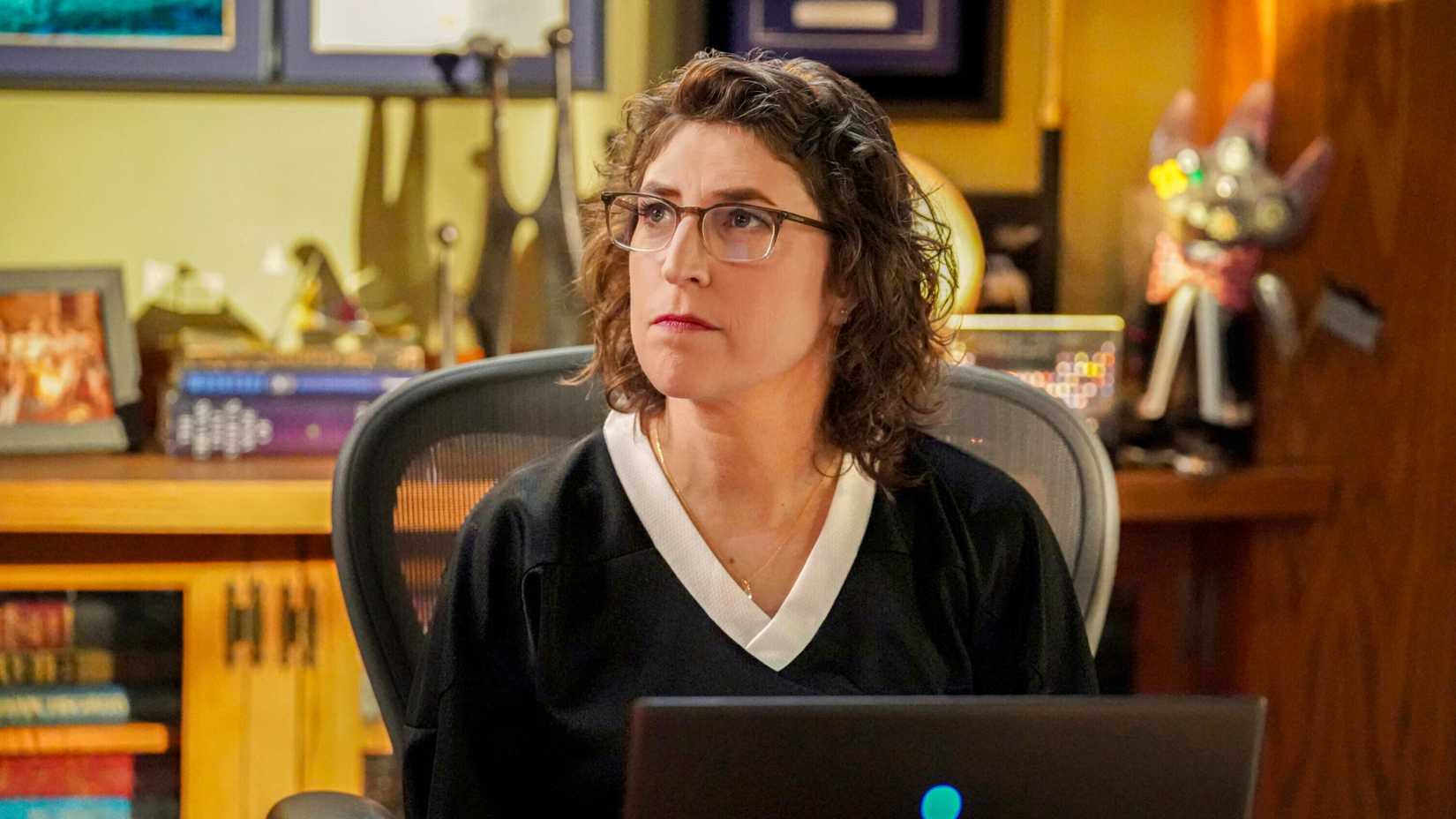 Amy (Mayim Bialik) at her computer in the Young Sheldon series finale