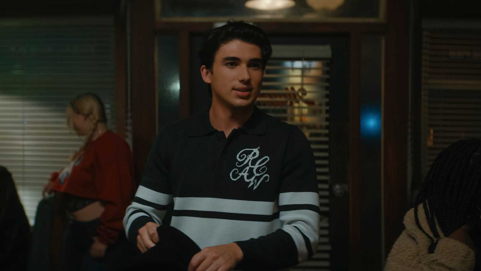 Charlie Evans as Hunter Davenport arriving at the bar in Off Campus season 1