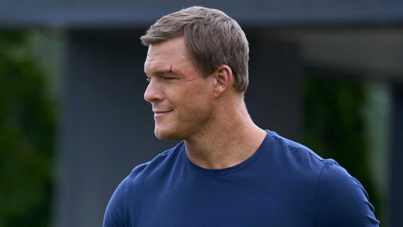 Alan Ritchson’s Jack Reacher smiling in Prime Video’s Reacher season 2