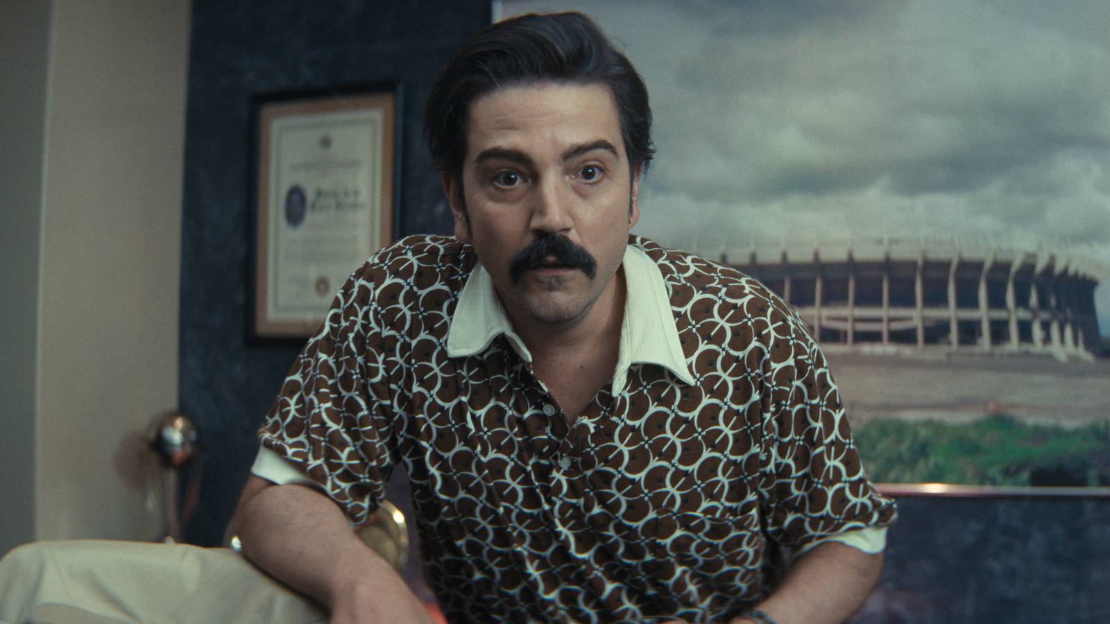 Diego Luna with a shocked expression in Mexico 86