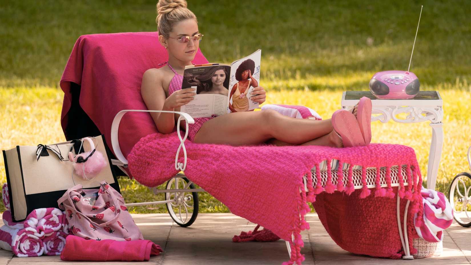 Elle Woods (Lexi Minetree) reading a magazine in Elle season 1
