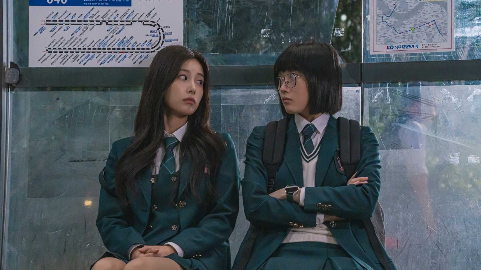 Two students sitting at a bus stop in the K-drama Friendly Rivalry.