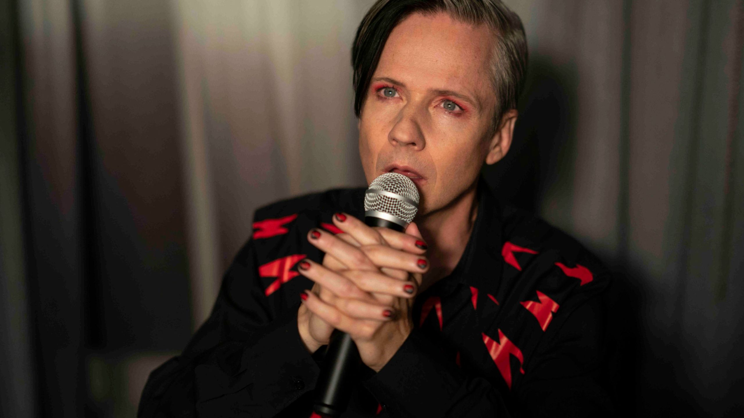 Netflix Just Added A Near-Perfect 3-Part Comedy Series That Makes The Perfect Weekend Binge