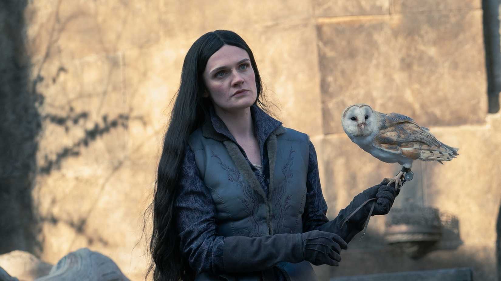 Gayle Rankin as Alys Rivers holding an owl in House of the Dragon season 2