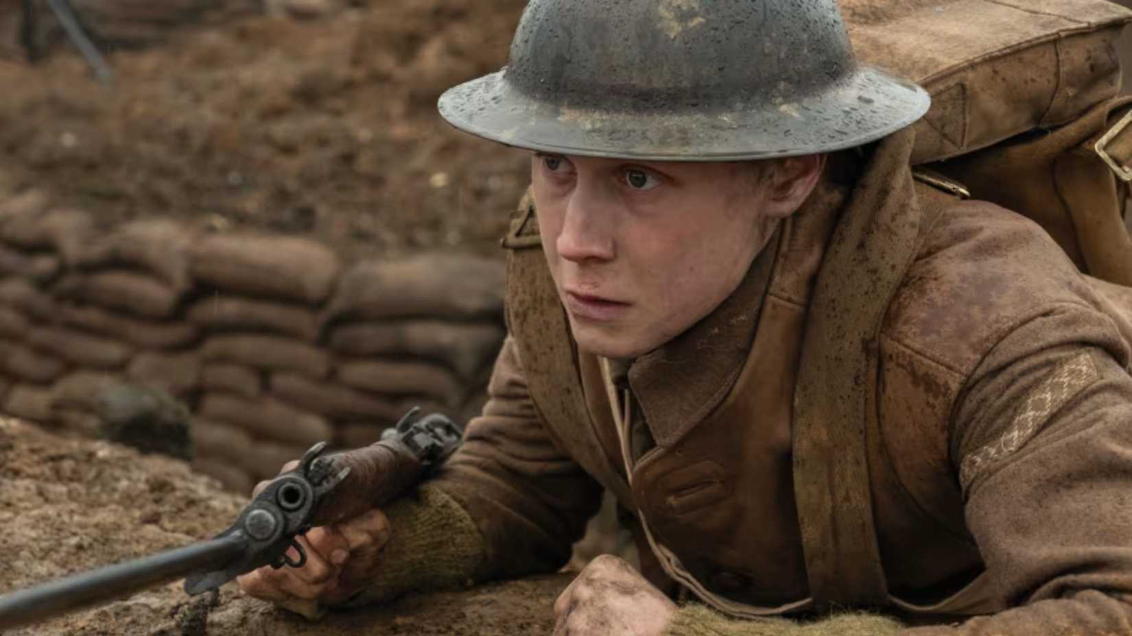 George MacKay as Will Schofield lying in a trench in 1917