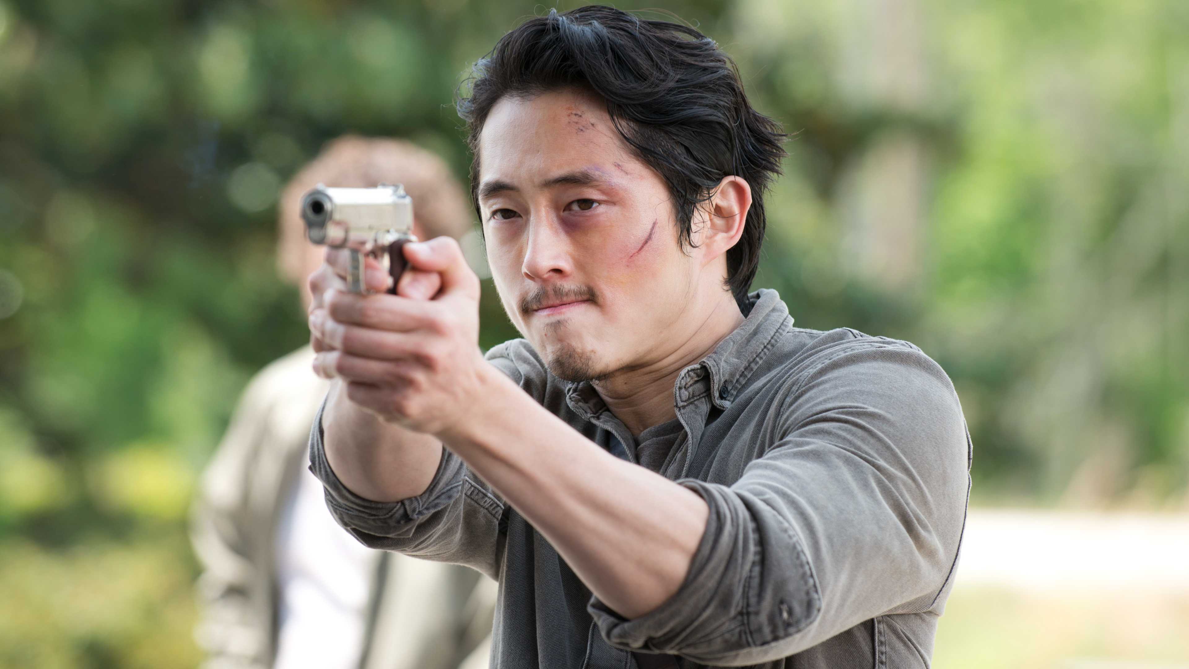 glenn-pointing-a-gun-in-the-walking-dead The Walking Dead: Aftermath Officially Brings Back Glenn