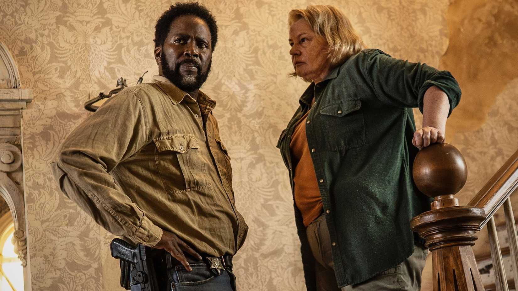 Harold Perrineau as Boyd Stevens and Elizabeth Saunders as Donna Raines on the stairs in From season 4, episode 1