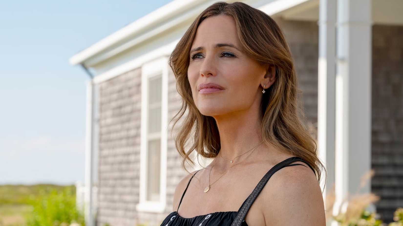 Jennifer Garner as Hollis in Five-Star Weekend, looking at something off-screen
