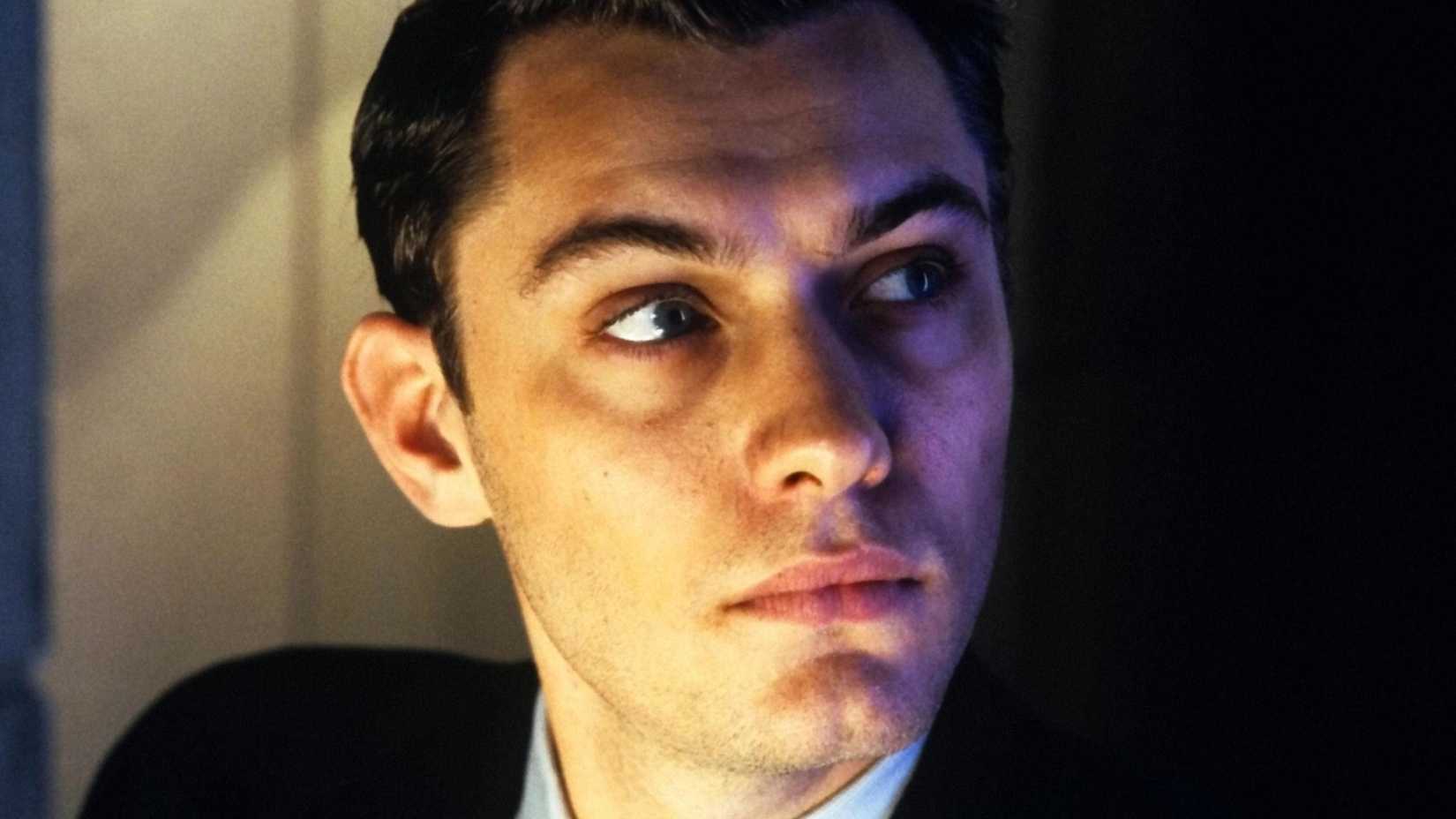 Jerome Eugene Morrow (Jude Law) looking suspicious in Gattaca