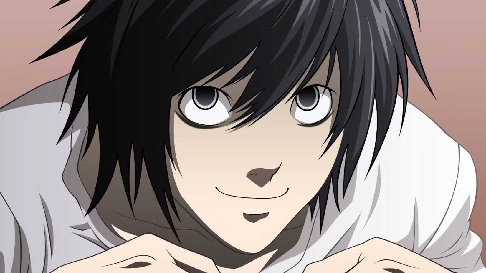 L Lawliet מחייך ב-Death Note.