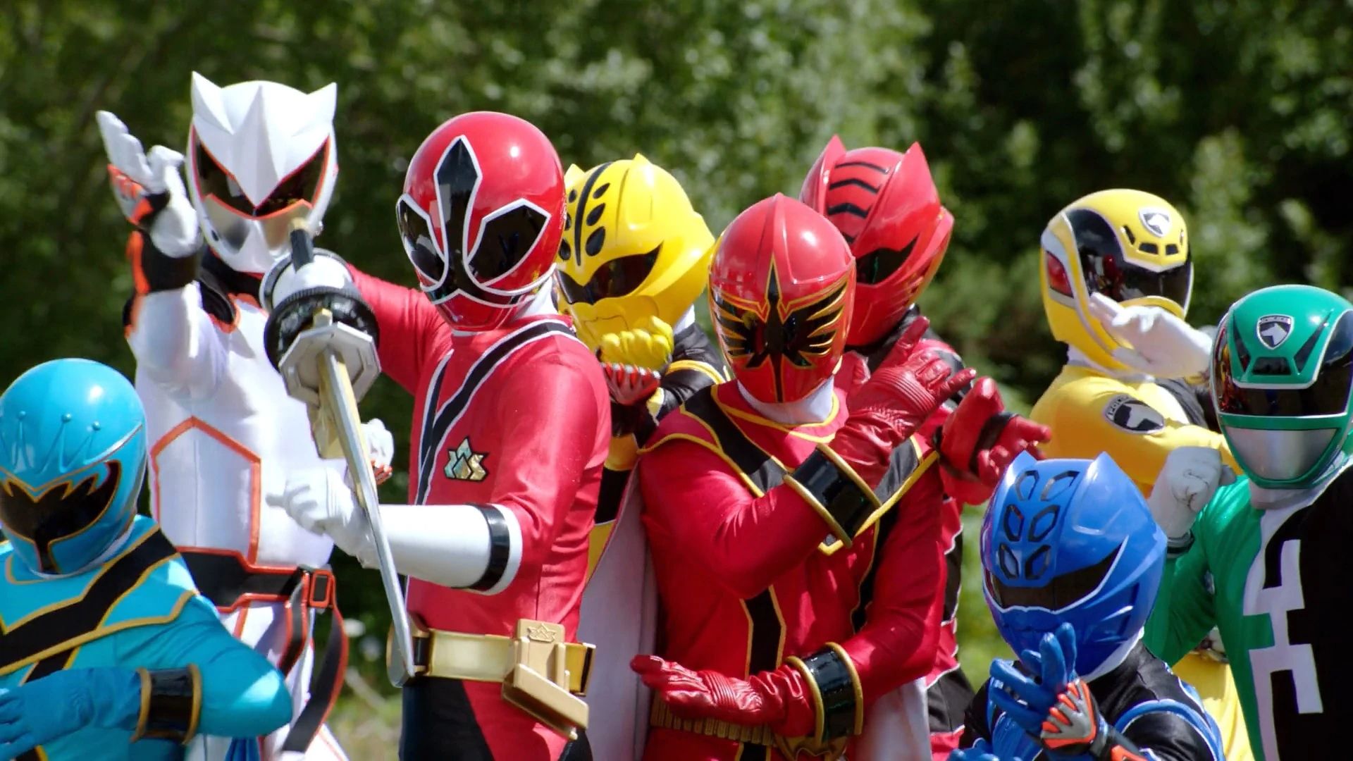 Power Rangers' New Series Features The Ultimate Ranger Crossover image