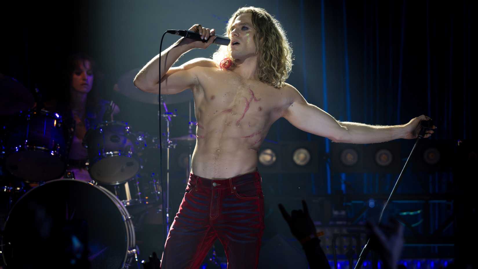 Lestat singing during a concert in The Vampire Lestat episode 2