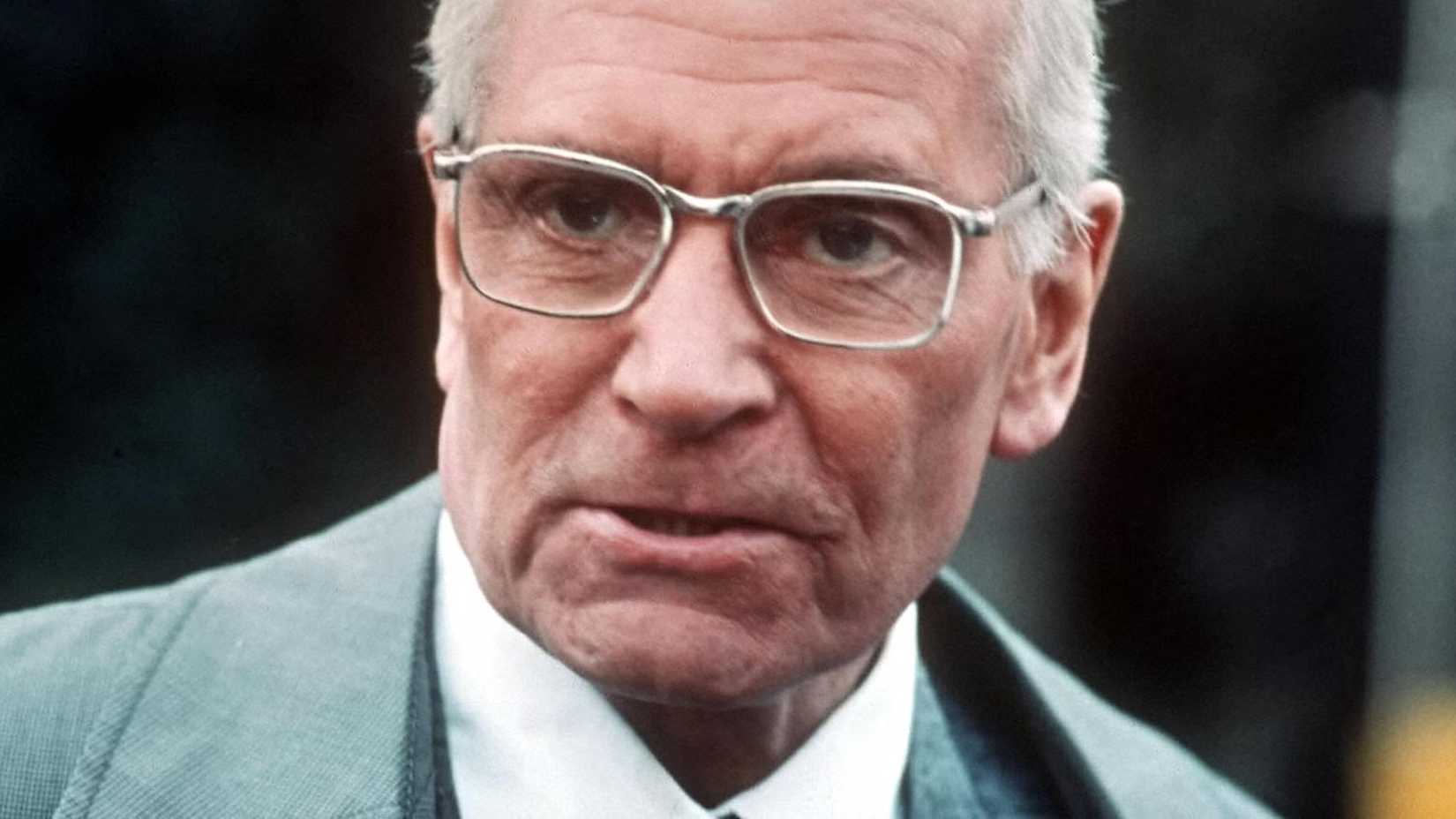 Laurence Olivier looks on in Marathon Man