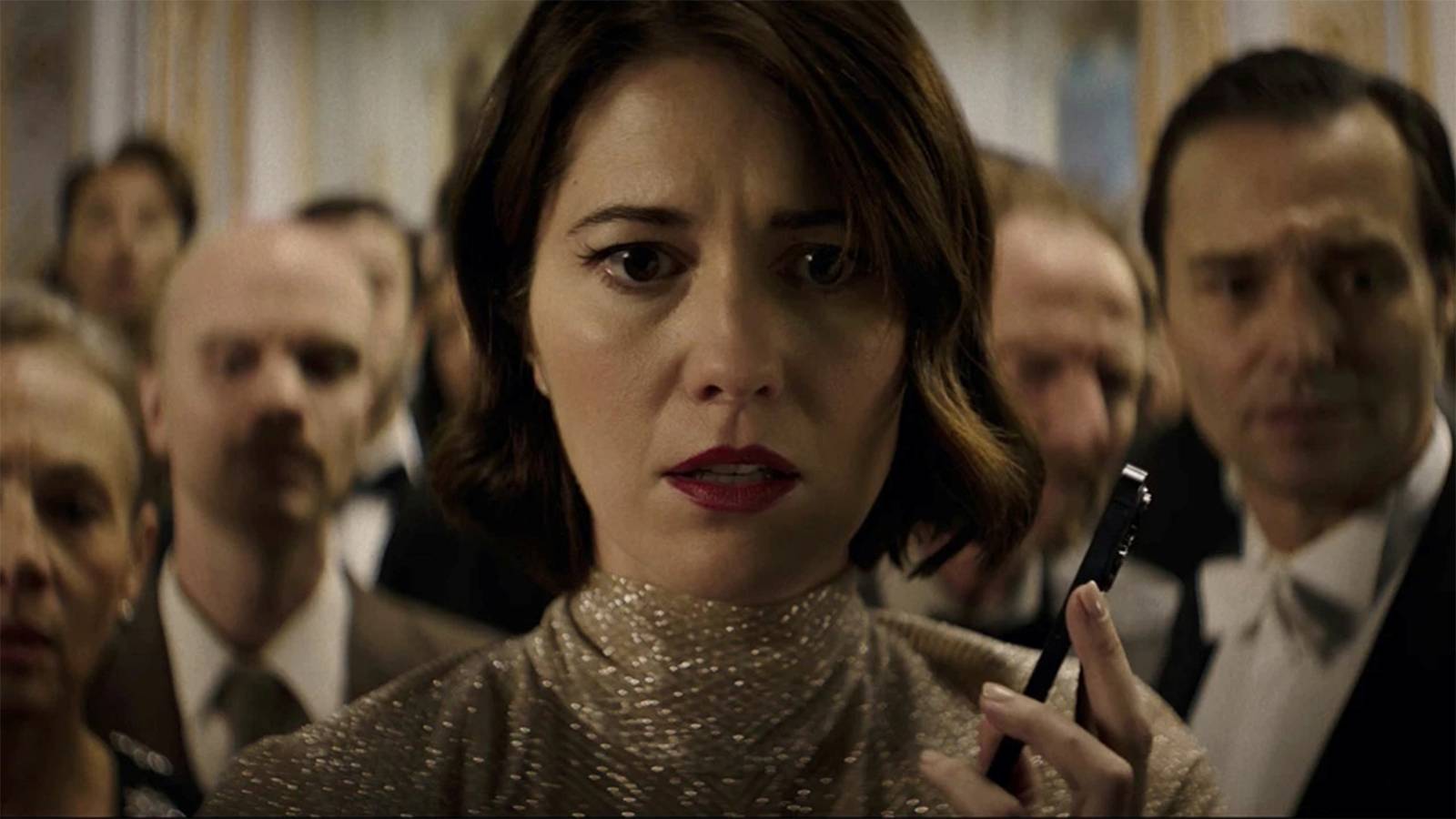 Mary Elizabeth Winstead & Jonah Hauer-King Face Off Under Flashing Lights In Rich Flu Clip