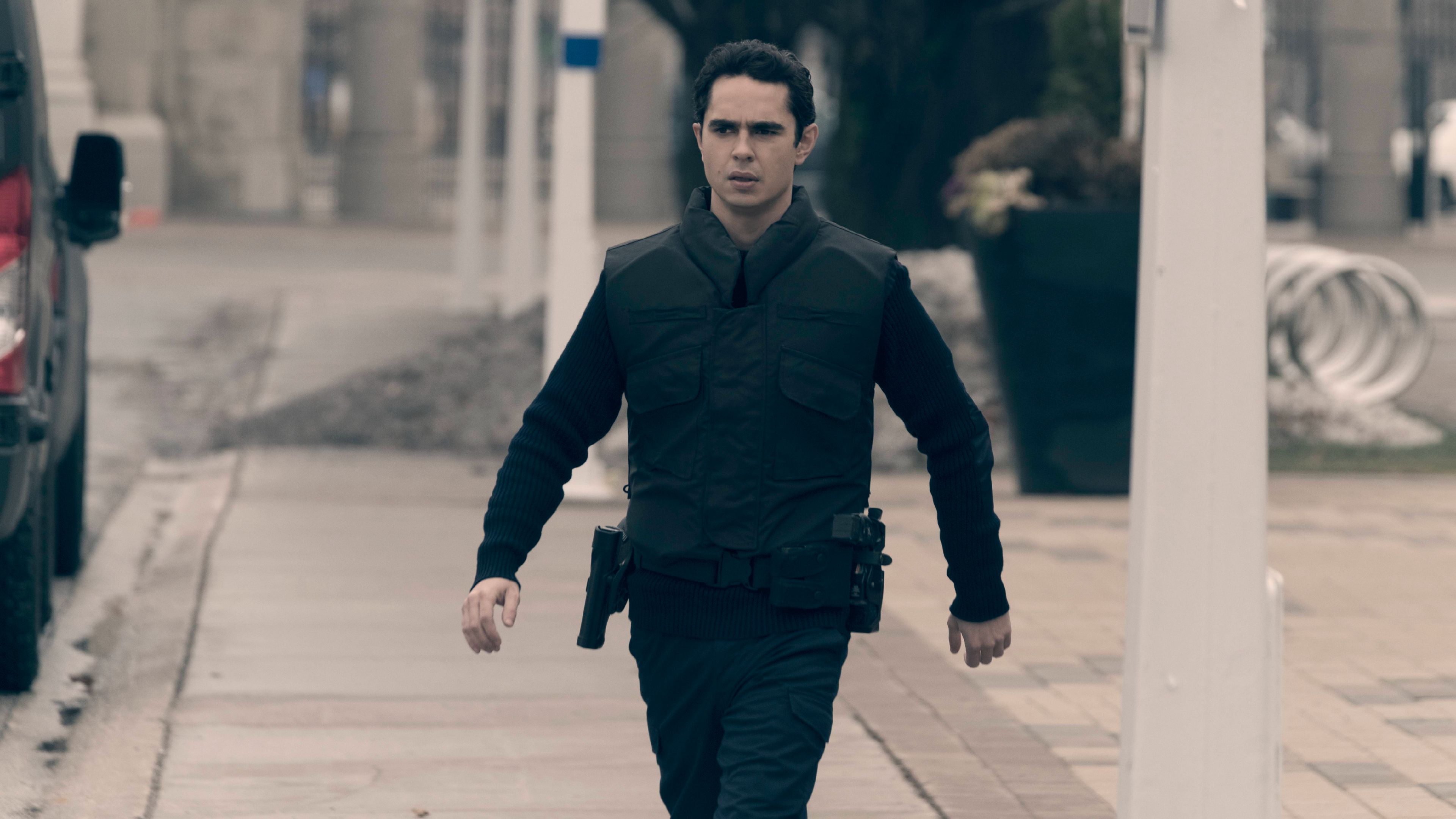 Hulu's 6-Season Thriller Makes The Book It's Based On Look Small image