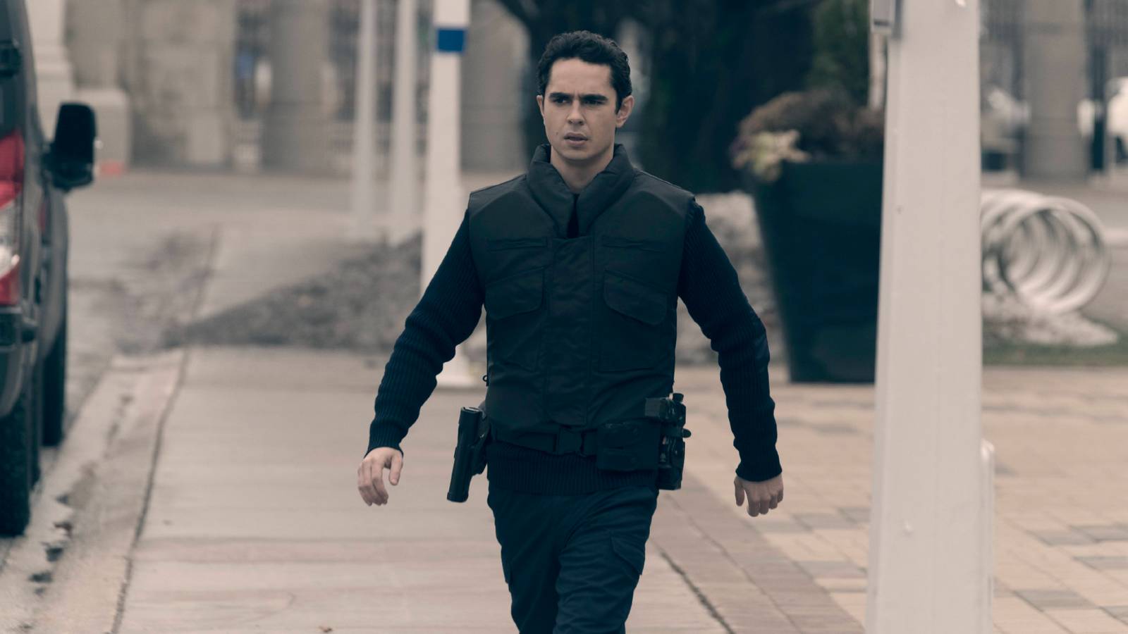 Hulu’s 6-Season Thriller Makes The Book It’s Based On Look Small Hulu’s 6-Season Thriller Makes The Book It’s Based On Look Small