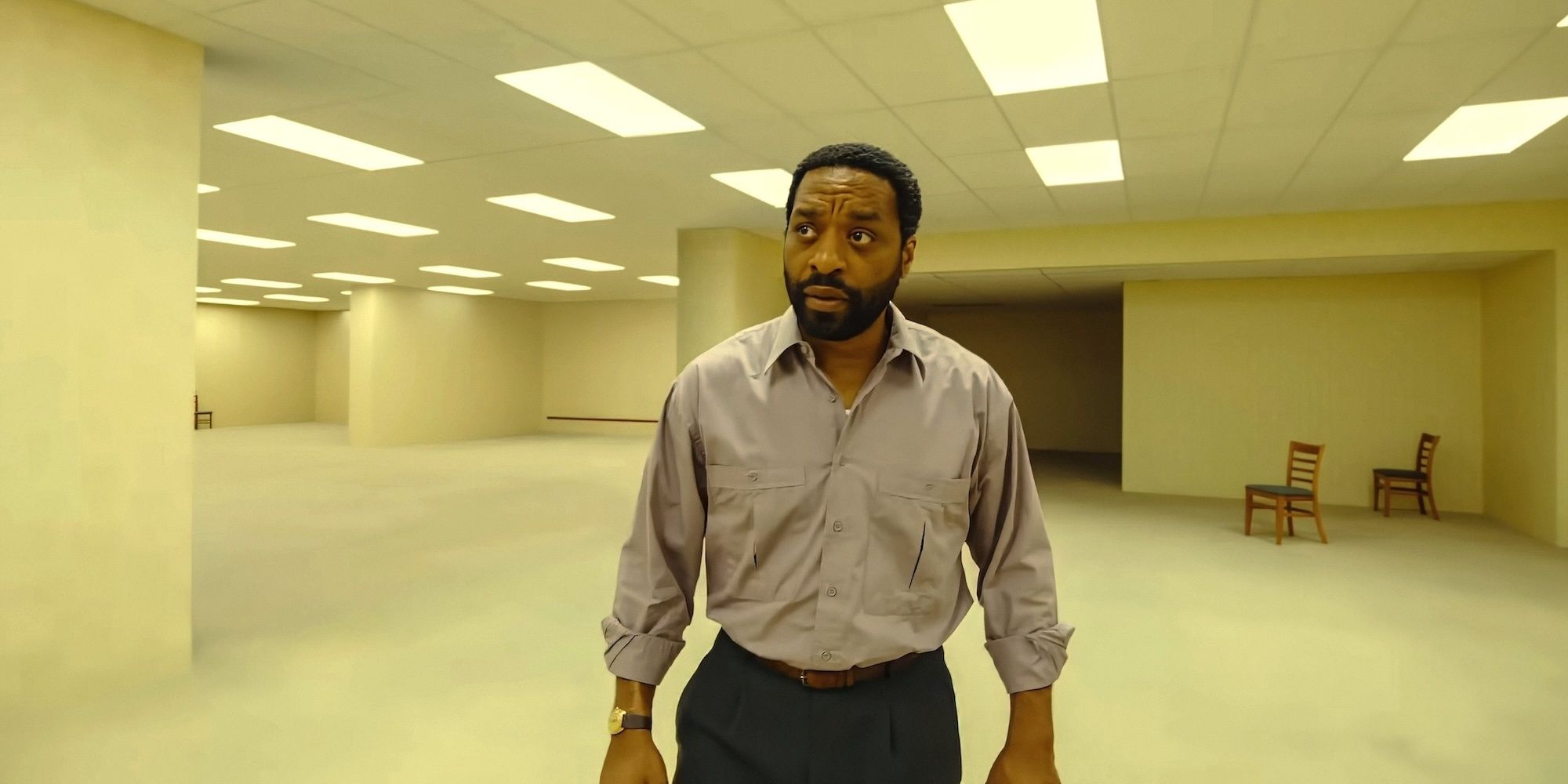 Chiwetel Ejiofor em cena de Backrooms