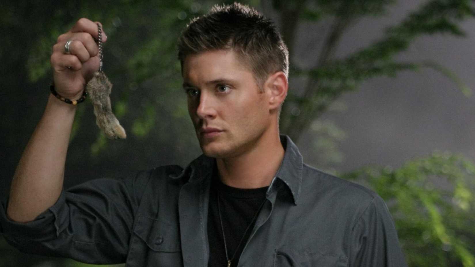 Dean holding the cursed rabbit's foot in Supernatural season 3x03