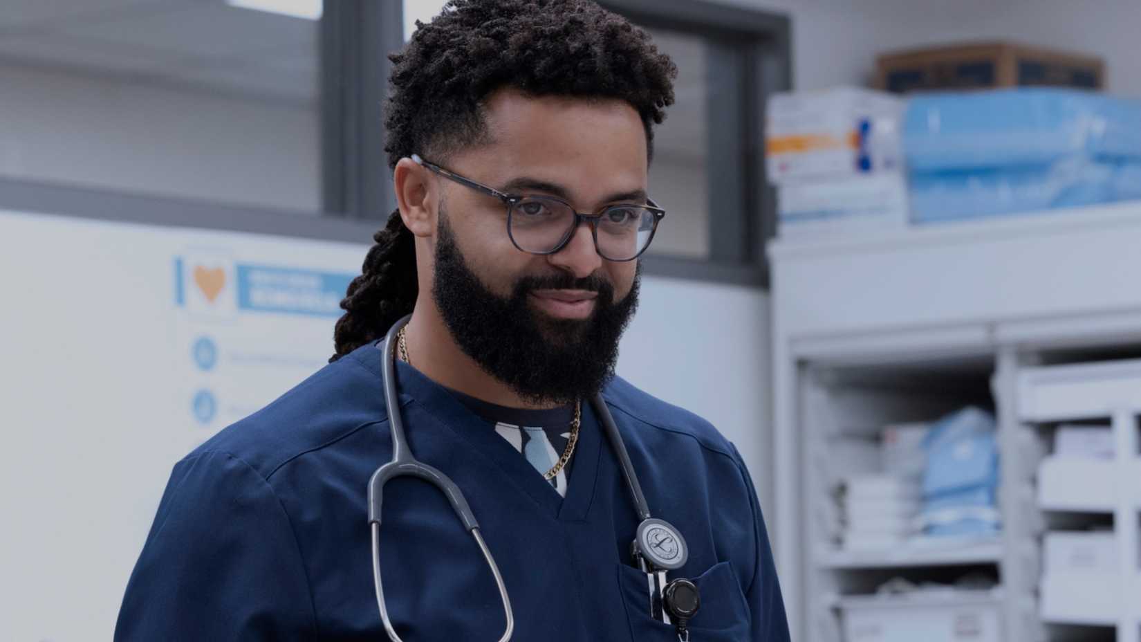Donnie treating a patient as an NP in The Pitt season 2