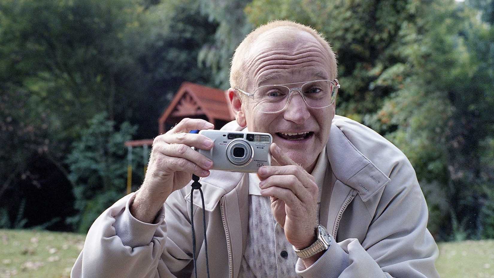 Robin Williams smiles while taking a picture in One Hour Photo