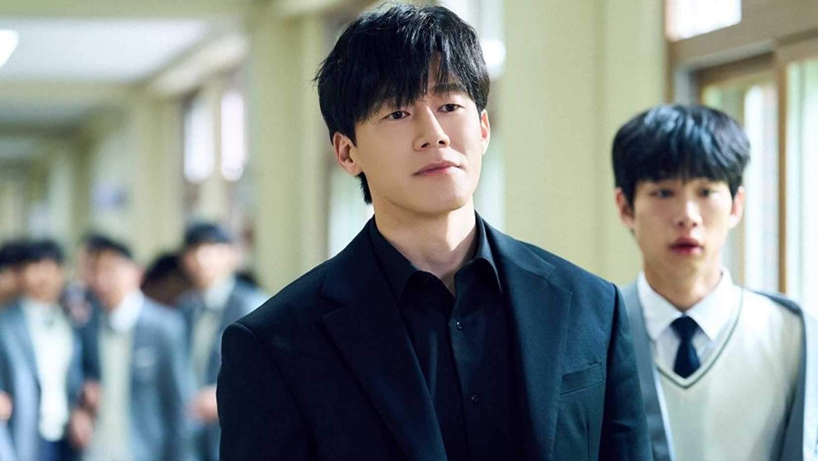 Teach You a Lesson's Na Hwa-jin in a school hallway.
