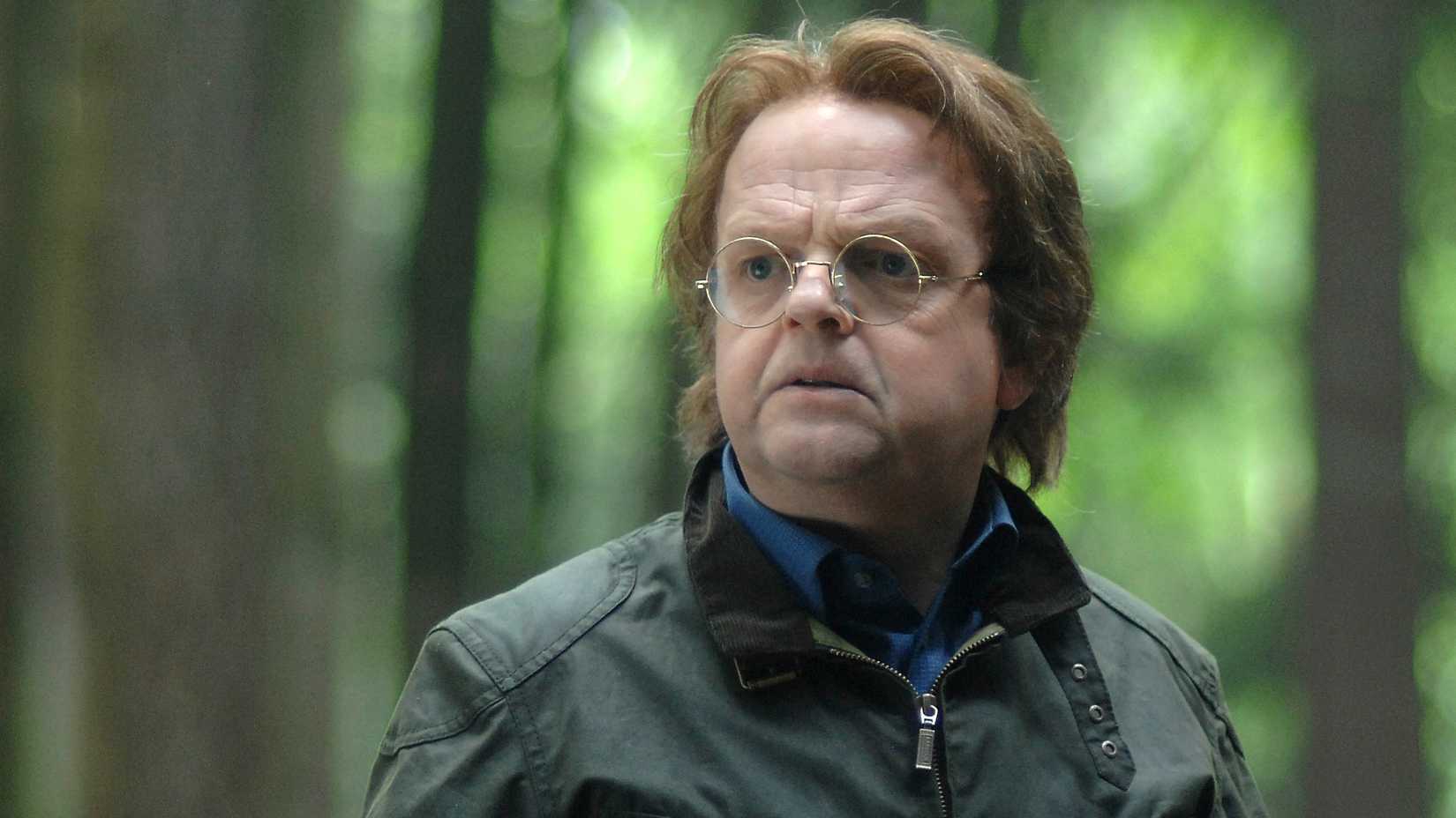 Pilchner with bad wig looking distraught in flashback. 