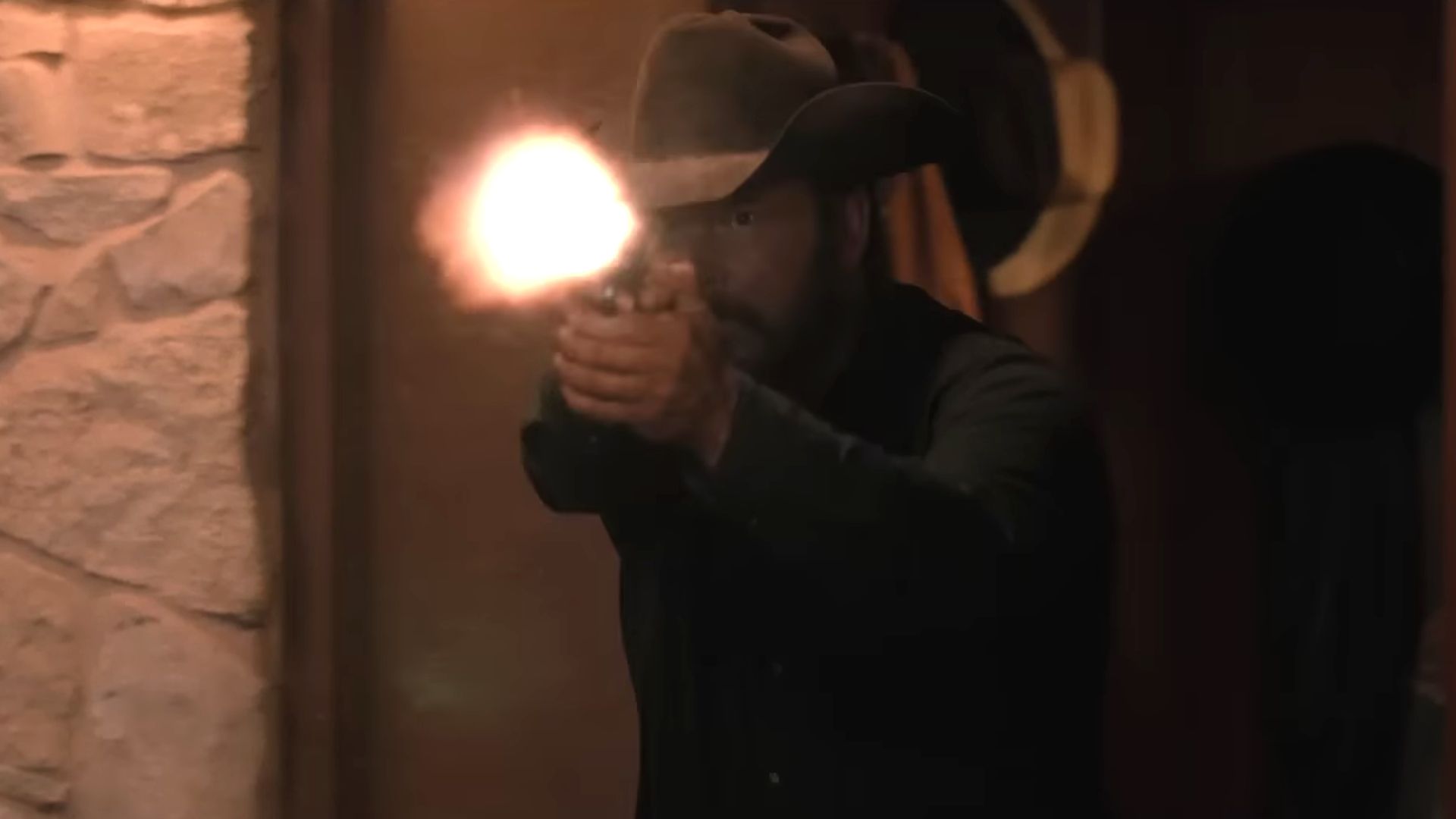 Rip Wheeler empunhando uma arma em cena de Dutton Ranch