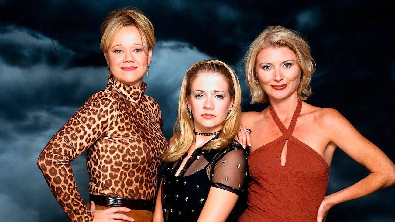 Sabrina the Teenage Witch with her aunts