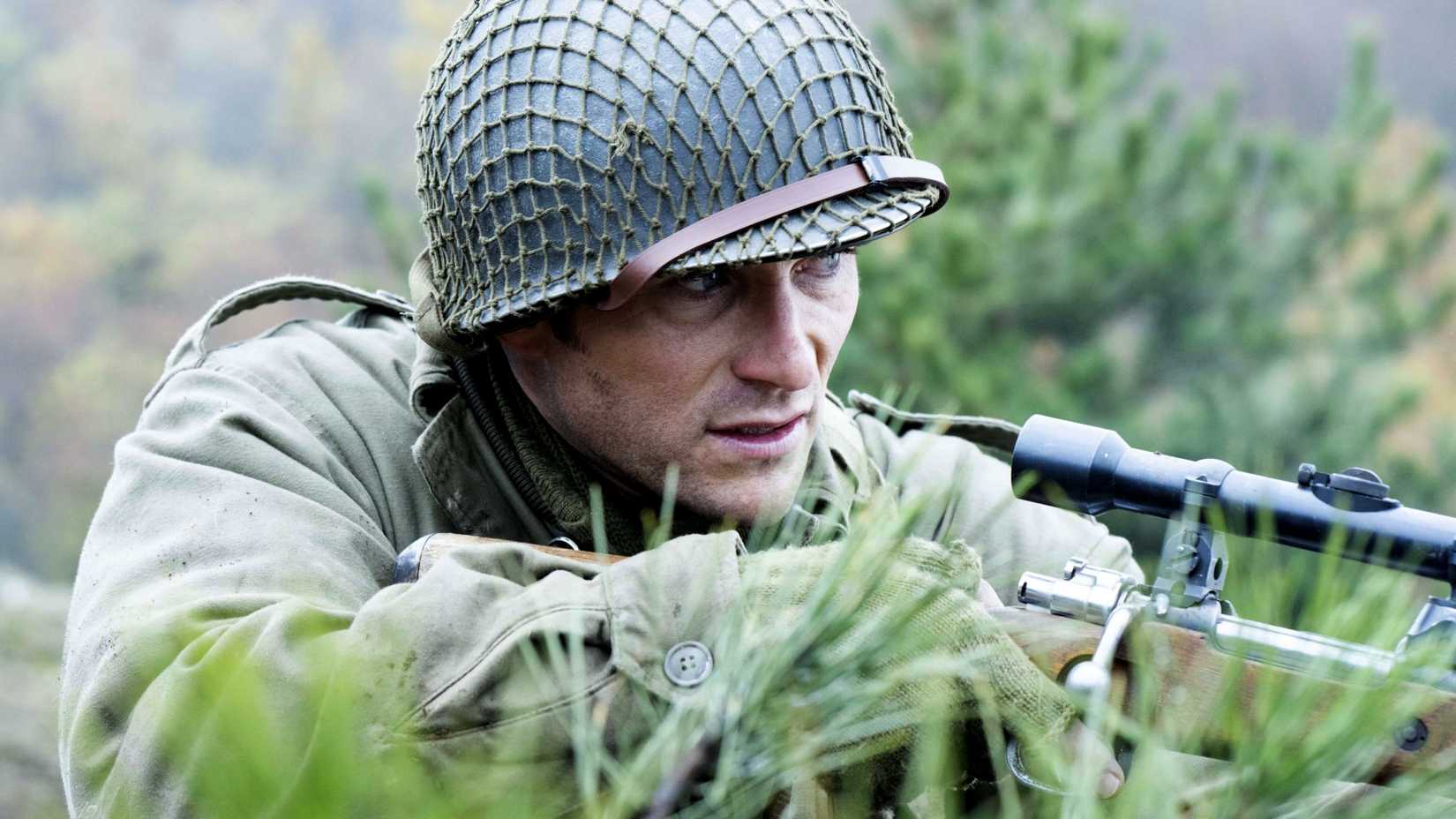 Scott Eastwood's John Castle worriedly looking through a sniper rifle in Lucky Strike