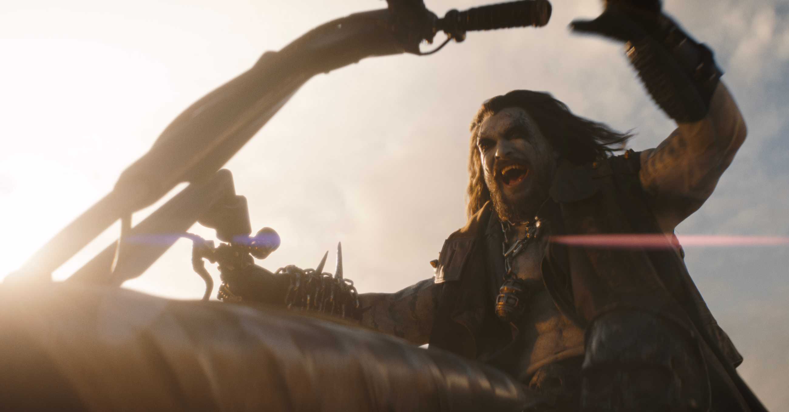 Jason Momoa como Lobo em Supergirl