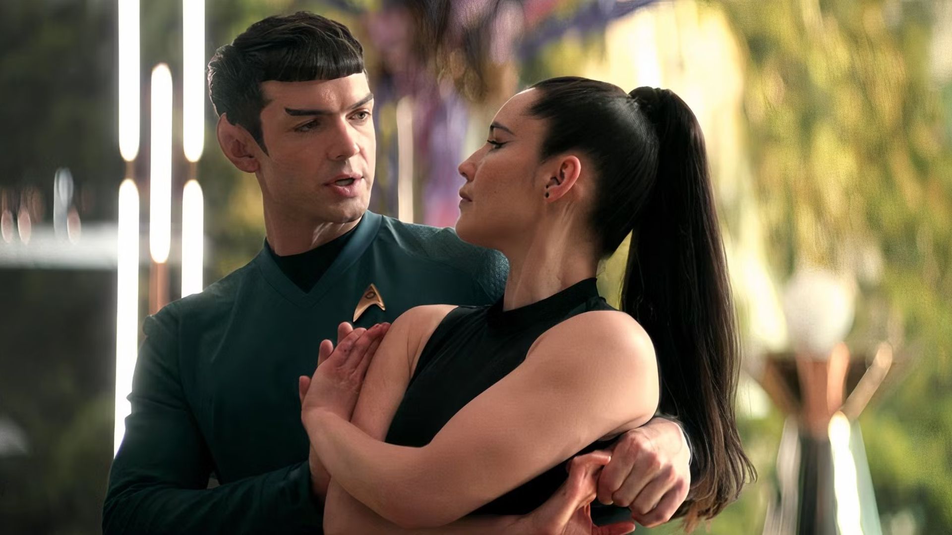 Spock e La'an Noonien-Singh dançando