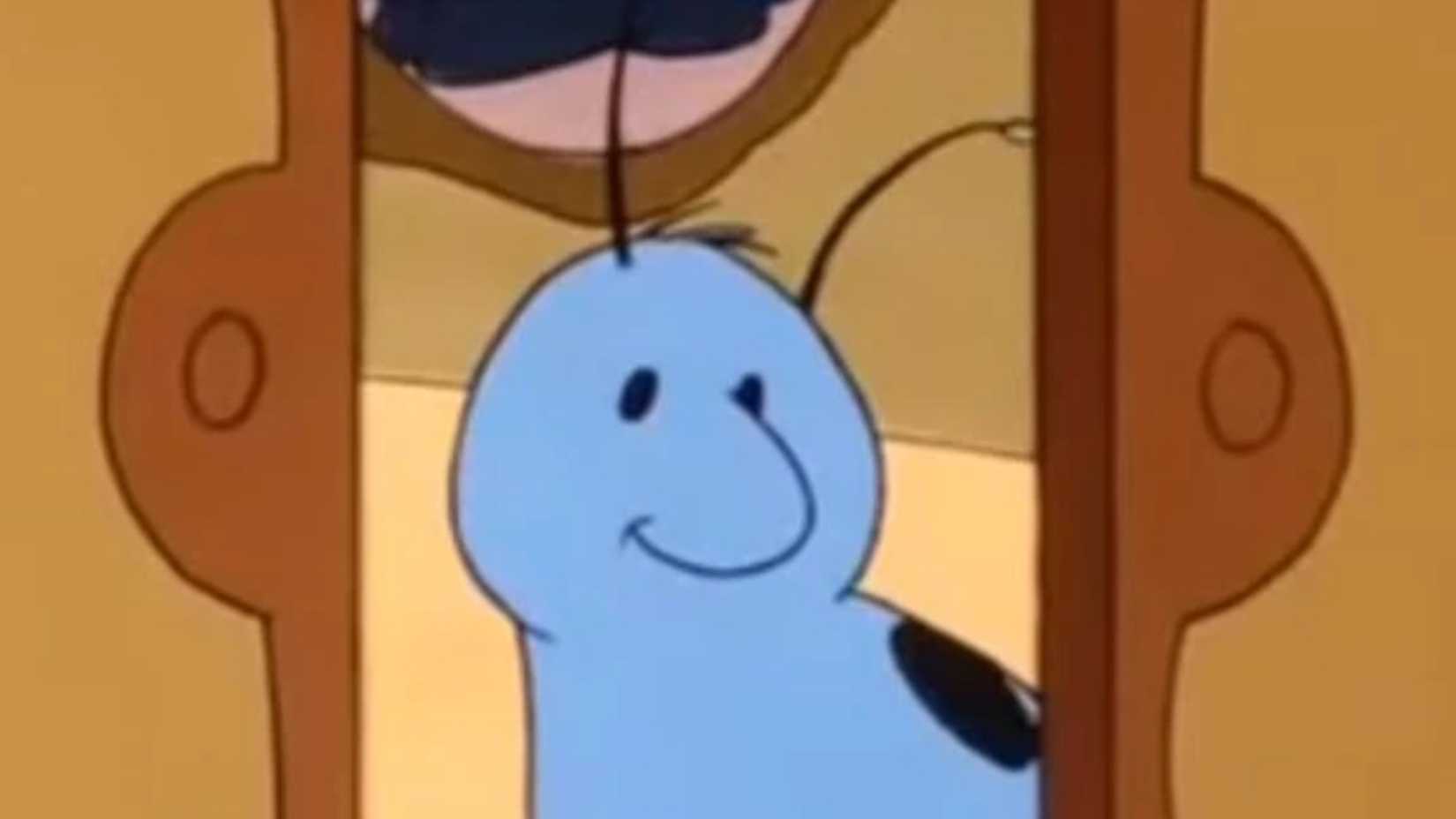 Squink personagem azul da Turma do He Man aparece sorrindo atrás de uma porta na animação clássica.