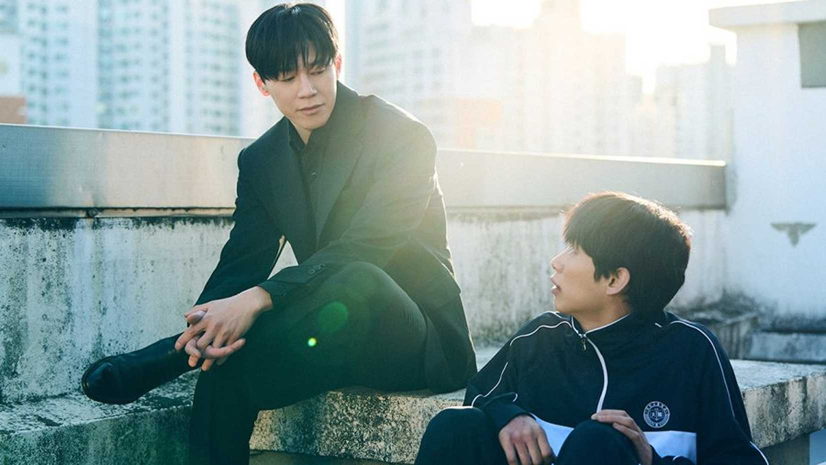 Teach You a Lesson's Na Hwa-jin sitting with a bully victim
