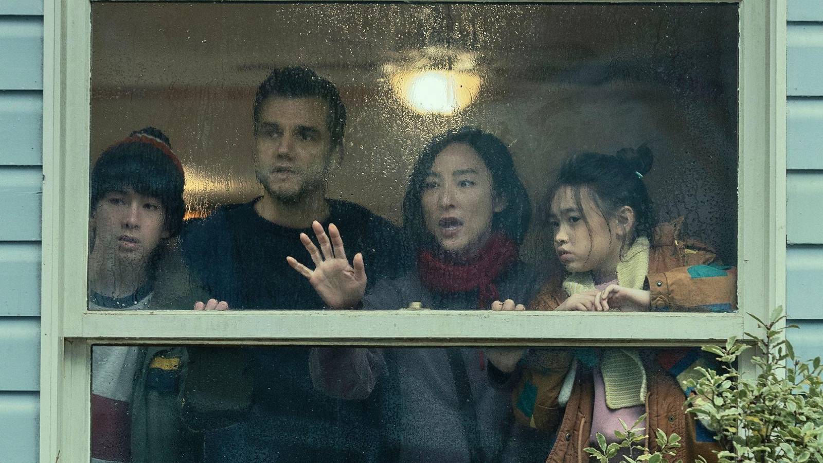 Netflix’s New Sci-Fi Thriller Reveals A Family Trapped Inside Their Home In The Last House Trailer Netflix’s New Sci-Fi Thriller Reveals A Family Trapped Inside Their Home In The Last House Trailer