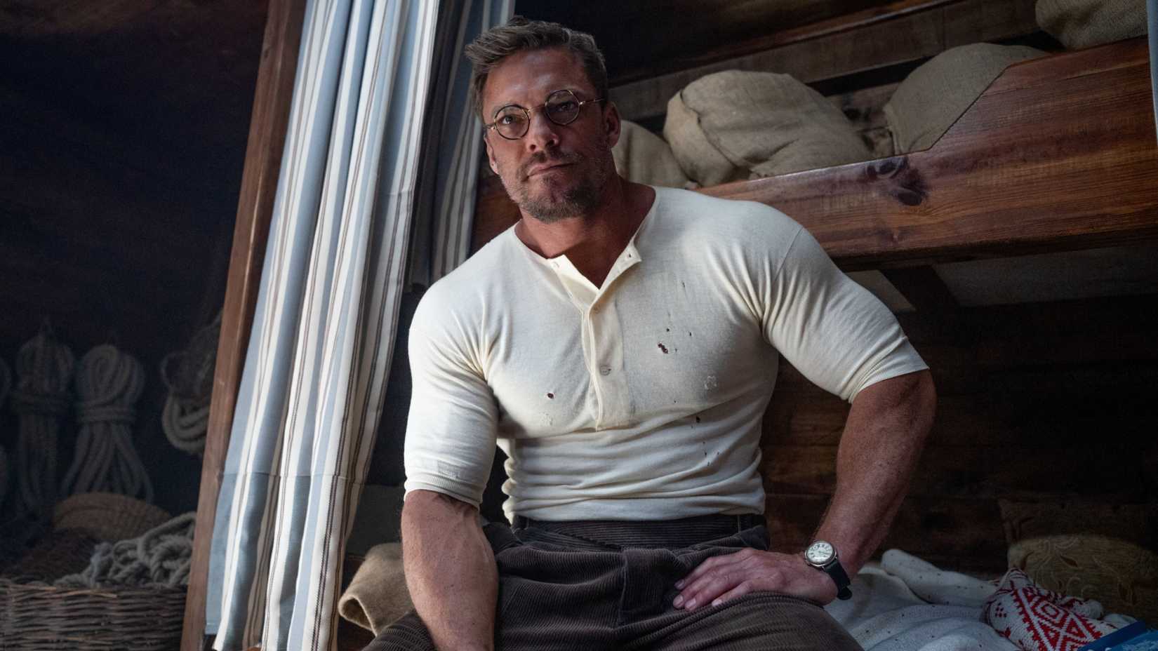 Anders Lassen (Alan Ritchson) sitting on a tool in The Ministry of Ungentlemanly Warfare.