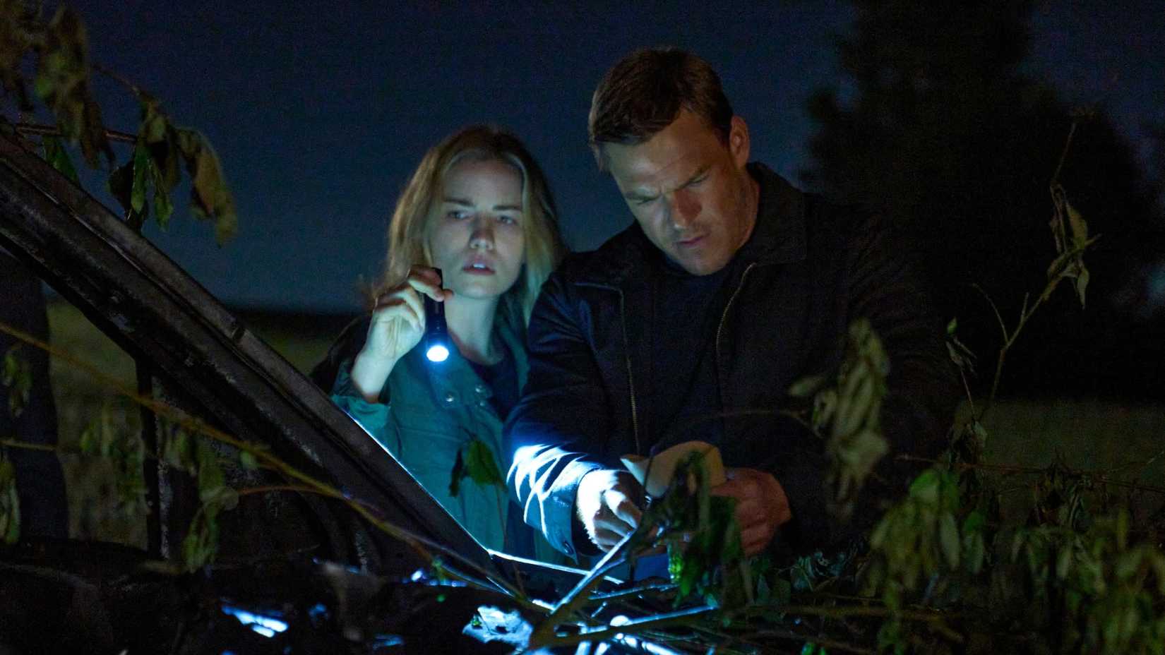 Roscoe and Reacher examining a crime scene